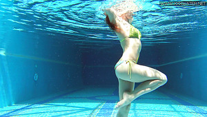 Svelte bikini hottie Nicole Pearl flashes her nice rounded bum underwater
