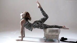 Ardent sporty beauty Rita Mochalkina does splits to show you her sexy ass