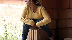 Dirty minded blonde chick pees in unfinished house